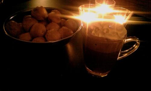 Niets zou mijn herfstgevoel beter complimenteren dan een grote mok chocolademelk met slagroom en marshmallows.