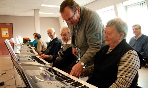 Rick trakteert senioren op gratis keyboardles of muziektheorieles 