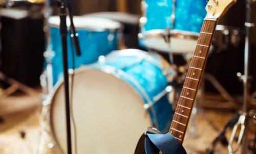 Popband 50+ zoekt drummer en 2e gitarist