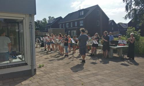 Muziekles voor het raam op BS De Zonnehof