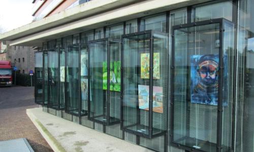 Expositie  vitrines Mertens Emmasingel