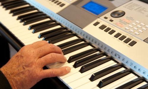 RICK trakteert senioren op gratis keyboardles