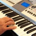 RICK TRAKTEERT SENIOREN OP GRATIS KEYBOARDLES